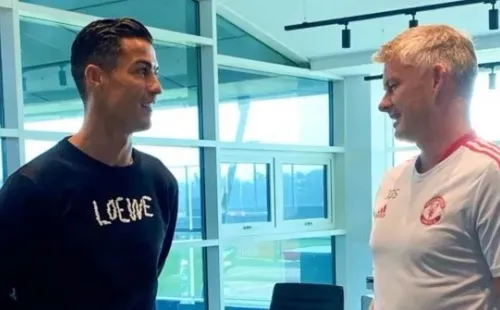 Cristiano Ronaldo se reúne com Ole Gunnar Solskjaer, técnico do United (Twitter/Reprodução)