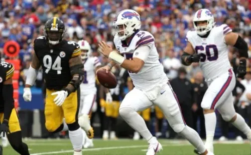 Josh Allen corre com a bola durante jogo entre Bills e Steelers (Getty Images)