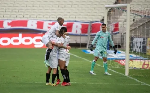 Galo comemorando gol. (Foto: Kely Pereira/AGIF)