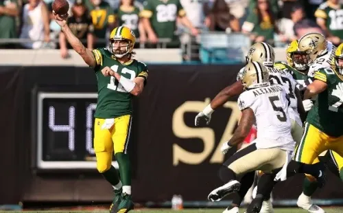 Aaron Rodgers realizando passe durante jogo entre New Orleans Saints e Green Bay Packers (Getty Images)