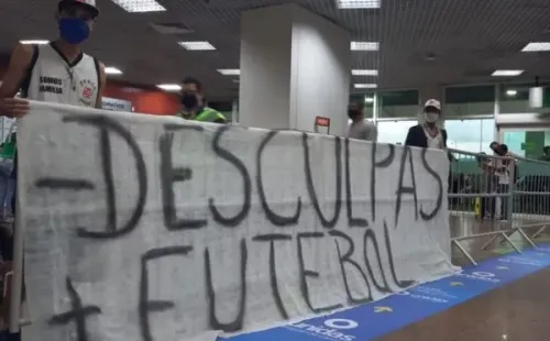 Torcedores estenderam uma faixa no aeroporto de Maceió pedindo mais futebol