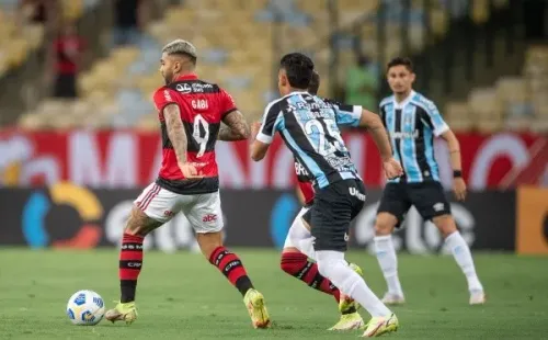 Flamemgo x Grêmio em campo na temporada de 2021. (Foto: AGIF)