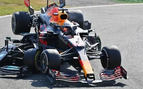 Acidente entre Verstappen e Hamilton acabou rendendo punição ao piloto da Red Bull (Foto: Getty Images)