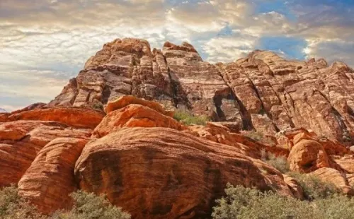 Red Rock Canion é uma boa opção de caminhadas (Foto: PokerNews)