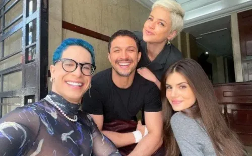 Elenco da segunda parte da novela reunido em publicação de Camila Queiroz (Reprodução/Instagram)