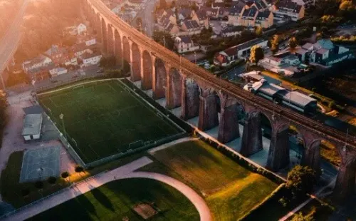 Espremido entre uma ponte ferroviária e uma rodovia, esta grama brilha (Fonte: Unsplash)