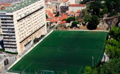 Não possui arquibancada para que o público se reúna nas sacadas do prédio (Fonte: Wikipedia)