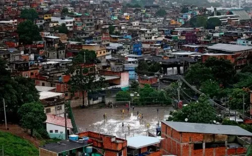 Um dos muitos estádios que se instalam nas favelas do Rio de Janeiro (Fonte: Getty Images)