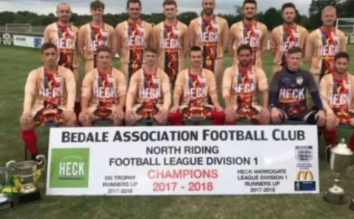 A camisa em forma de pancho trouxe sorte: campeões da liga de 2017-2018. Fonte: @afcbedale