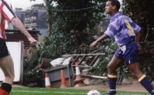 O estilista da camisa roxa acabou sendo um técnico de som. Fonte: Getty Images