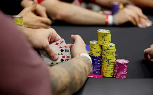 Jogador olha as cartas em torneio do BSOP (Foto: Divulgação/BSOP)