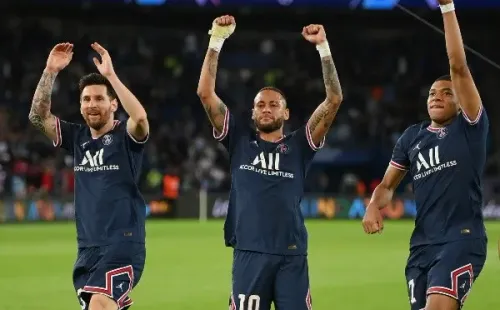 Messi, Neymar e Mbappé comemorando vitória do PSG no Parc dos Princes