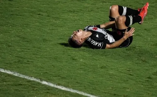 Sarrafiore se lesionou na partida contra o Confiança (Foto: Thiago Ribeiro/AGIF)