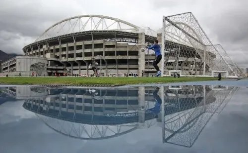 Gatito treina com bola e deve intensificar trabalho para retornar