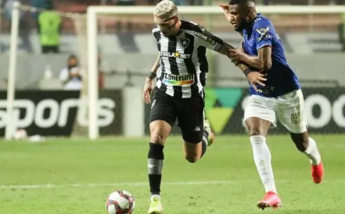 Desempenho do Botafogo fora de casa preocupa (Foto: Fernando Moreno/AGIF)
