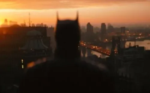 Batman vigia Gotham em imagem do novo longa “The Batman” – Foto: Divulgação/Matt Reeves