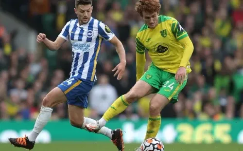 Adam Lallana disputa bola com Josh Sargent durante jogo entre Brighton e Norwich (Getty Images)