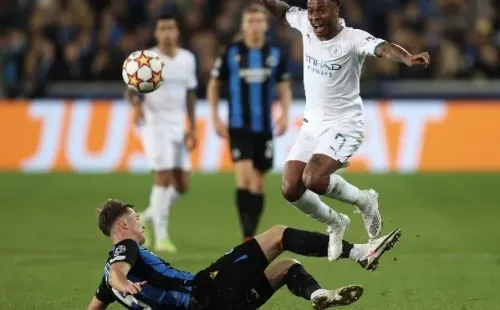 Raheem Sterling escapa de carrinho durante jogo entre Manchester City e Club Brugge (Getty Images)