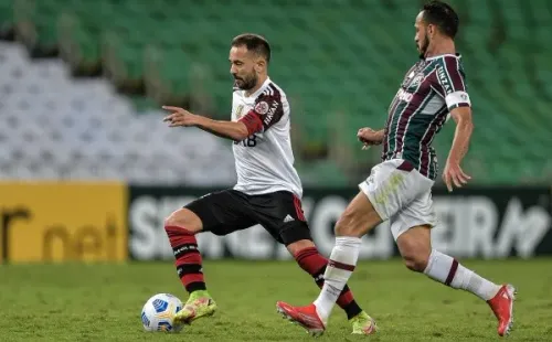 Everton Ribeiro acredita que time precisa melhorar coletiva e individualmente (Foto: Thiago Ribeiro/AGIF)