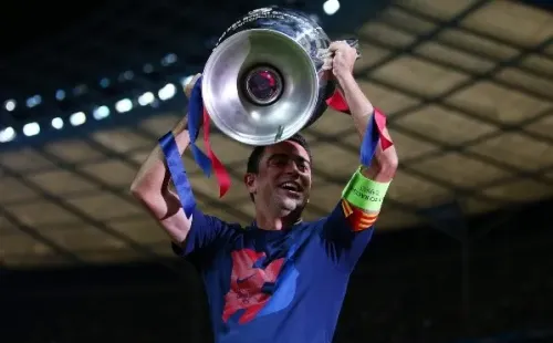 Foto:Paul Gilham/Getty Images | Enquanto jogador do Barcelona,     Xavi conquistou 25 títulos