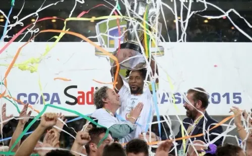 Foto:Friedemann Vogel/Getty Images | Zé Roberto levanta troféu da     Copa do Brasil pelo Palmeiras, em 2015