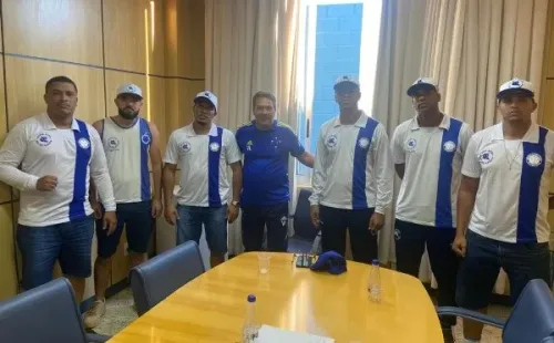 Reunião de representantes da Máfia Azul com o técnico do Cruzeiro, Vanderlei Luxemburgo. (Foto: Reprodução/Twitter Máfia Azul)