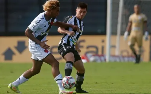 Oyama, geralmente, é reserva e estava substituindo Barreto, suspenso (Foto: Vitor Silva/Botafogo)