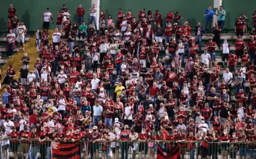 Torcida do Flamengo na Arena Condá. (Foto: Dinho Zanotto/AGIF)
