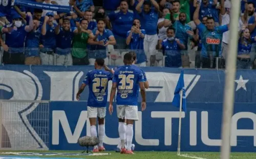 Cruzeiro comemorando gol em jogo com Brusque. (Foto: Alessandra Torres/AGIF)