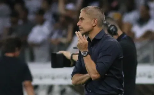 Foto: Fernando Moreno/AGIF - Técnico vem tendo seu trabalho questionado a cada partida
