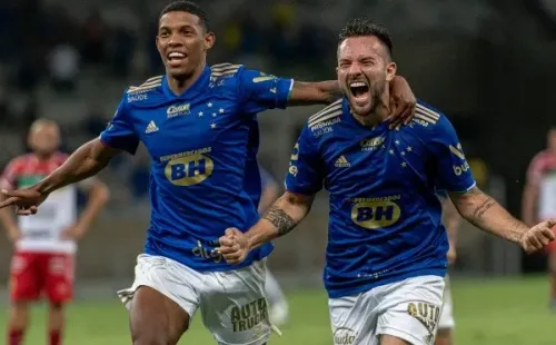 Foto: Alessandra Torres/AGIF -Giovanni jogador do Cruzeiro comemora seu gol durante partida contra o Brusque