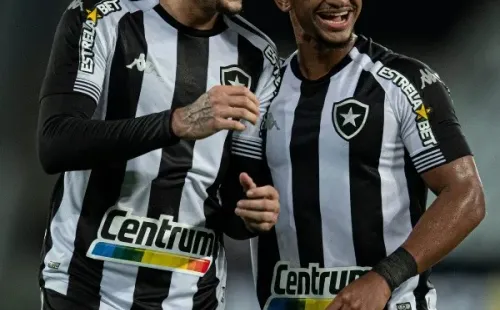 Foto: Jorge Rodrigues/AGIF -Rafael Navarro jogador do Botafogo comemora seu gol com Warley jogador da sua equipe durante partida