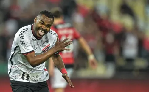Nikão será poupado do duelo contra o Atlético-MG. Foto: Thiago Ribeiro/AGIF