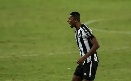 Foto: Thiago Ribeiro/AGIF – Kanu tem contrato até o fim de 2022 e deve ficar no Botafogo para a próxima temporada