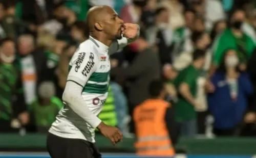 Foto:Robson Mafra/AGIF – Waguininho foi vice-artilheiro do Coxa na Série B com 11 gols, cinco atrás de Léo Gamalho
