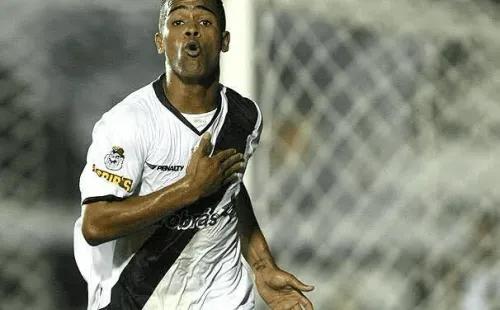 Alex Teixeira com a camisa do Vasco (Foto: Site oficial do Vasco)