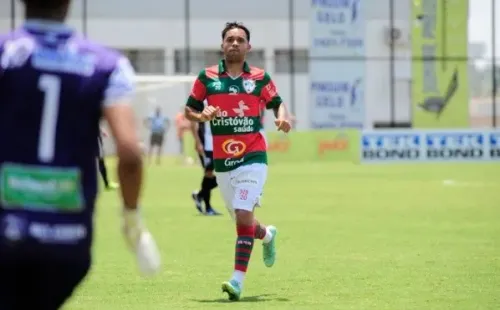 Léo Castro teve contrato renovado com a Portuguesa     (Foto: Dorival Rosa/Portuguesa)