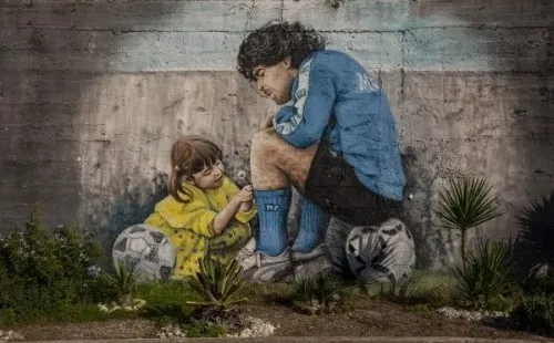 Foto: Getty Images - Mural de Maradona com sua filha.
