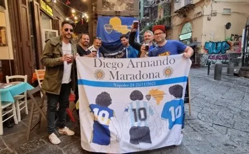 Foto: Consulado Boca Juniors SP – Integrante do Consulado Boca Juniors – São Paulo / Brasil, com outros fãs de Maradona, em Nápoles.