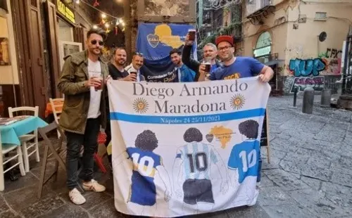 Foto: Arquivo @Consuladobocajuniorssp - Integrante do Consulado Boca Juniors - São Paulo / brasil, com outros fãs de maradona, em Nápoles.