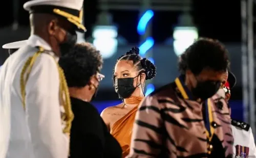 Rihanna e líderes políticos de Barbados compareceram a cerimônia na cidade de Bridgetown