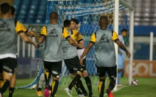 Foto: Fernando Torres/AGIF/ Jogadores do Criciúma em campo.