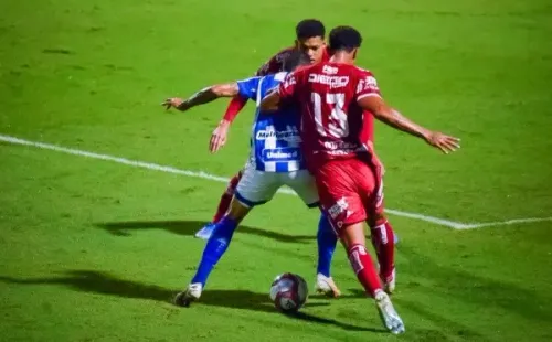 Foto:R.Pierre/AGIF – Willian tenta drible pelo Vila Nova durante jogo da Série B