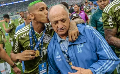 Deyverson dando um &#039;&#039;beijinho&#039;&#039; em Felipão (Foto: Ale Cabral/AGIF)