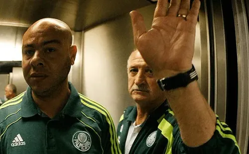 Felipão tenta impedir clique de fotógrafo no Engenhão (Foto: Fernando Soutello / AGIF)