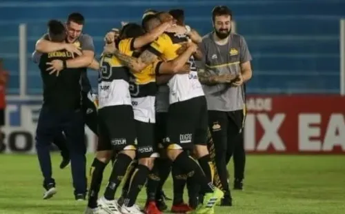 Foto: Fernando Torres/AGIF/ Jogadores do Criciúma comemorando acesso à Série B.
