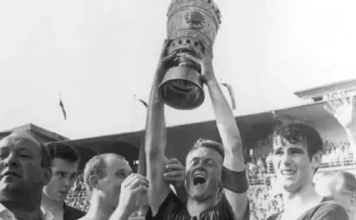Bayern com o troféu da Copa da Alemanha de 1965-66 Horstmüller/ullstein bild via Getty Images