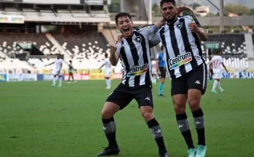 Foto: Vitor Silva/Botafogo – Oyama comemora gol ao lado de Daniel Borges, outro companheiro do Mirassol