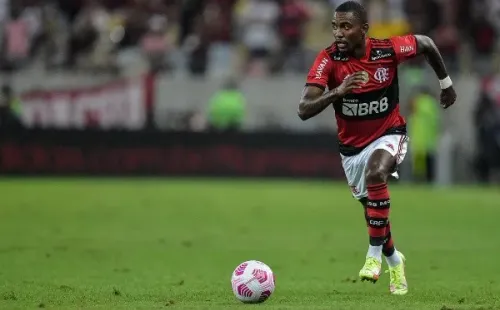 Foto: Thiago Ribeiro/AGIF | Ramon é lateral esquerdo, cria do Flamengo
