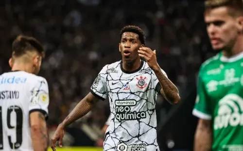 Foto:Marcello Zambrana/AGIF – Ao lado de João Victor, Gil é titular absoluto do sistema defensivo do Corinthians em 2021